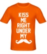 Мужская футболка «Kiss me under mustache» - Фото 1