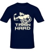 Мужская футболка «Train hard glow» - Фото 1